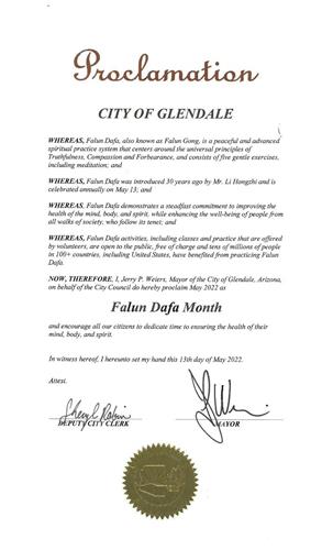 '图4：格兰岱尔（Glendale） 市市长杰瑞•威尔士（Jerry Weiers） 颁发褒奖，宣布二零二二年五月为“法轮大法月”。'
