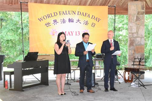 图8: 三位主持人以中文、越南文、英文朗诵开幕词。