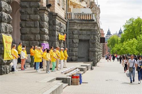 '图4：法轮功学员们在基辅市中心举行弘法活动'