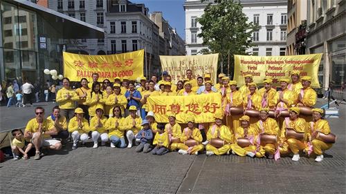 图1：比利时法轮大法学员荷兰腰鼓队学员恭祝师父生日快乐