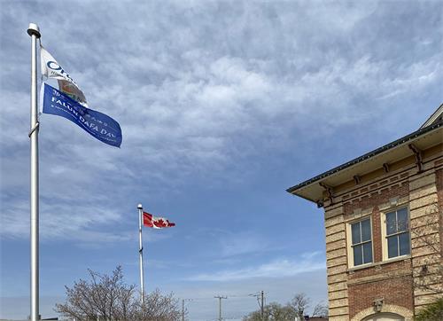 图08：“世界法轮大法日”的旗帜飘扬在安省橘城（Orangeville）上空。