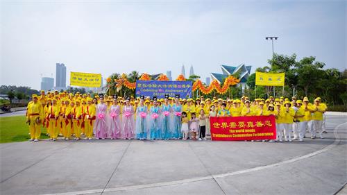 '图1:2022年5月15日,马来西亚部份法轮功学员在首都吉隆坡举办庆祝法轮大法洪传30周年的活动,以向法轮功创始人李洪志先生表达衷心的祝福与感恩,感谢师尊把法轮大法的美好带给本地民众。'