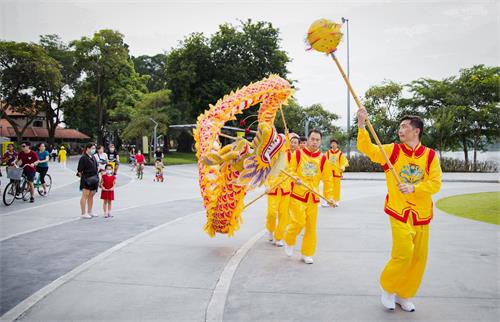 '图4～5：马来西亚法轮功学员在吉隆坡著名的休闲公园——蒂蒂旺沙湖滨公园广场，举行法轮大法洪传30周年庆祝活动，图为舞龙队。'