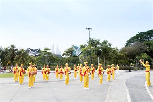 '图6:马来西亚法轮功学员在吉隆坡著名的休闲公园——蒂蒂旺沙湖滨公园广场,举行法轮大法洪传30周年庆祝活动,图为腰鼓队。'