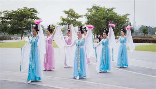 '图7~8:马来西亚法轮功学员在吉隆坡著名的休闲公园——蒂蒂旺沙湖滨公园广场,举行法轮大法洪传30周年庆祝活动,图为仙女队。'