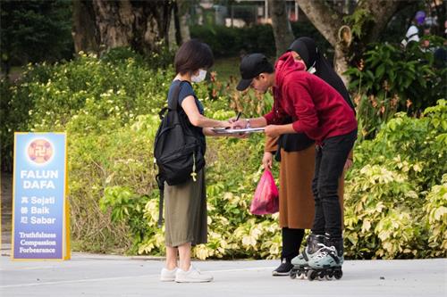 '图10:民众签名支持法轮功反迫害。'