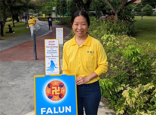 '图12:来自台湾的苏心仪女士与捷克籍丈夫修炼法轮大法后,身心受益。大法洪传30周年,苏女士非常感谢师父的慈悲救度,她希望全世界的人,都来看一看《转法轮》。'