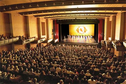 图5：二零二二年五月十日至十二日，美国神韵世界艺术团在德国曼海姆国家剧院 – 歌剧厅上演了四场演出，票房提前售罄。图为十二日晚演出的现场盛况。（大纪元）