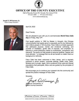 图10：新泽西州埃塞克斯郡（Essex County Executive）郡长小约瑟夫·迪文森佐（Joseph N. DiVincenzo Jr.）发贺信，祝贺世界法轮大法日。