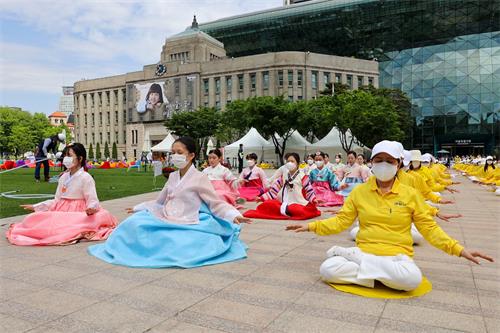 图2-4：韩国学员五月十三日在首尔广场集体炼功，举办庆祝二十三届世界法轮大法日暨法轮大法洪传世界三十周年庆祝活动。