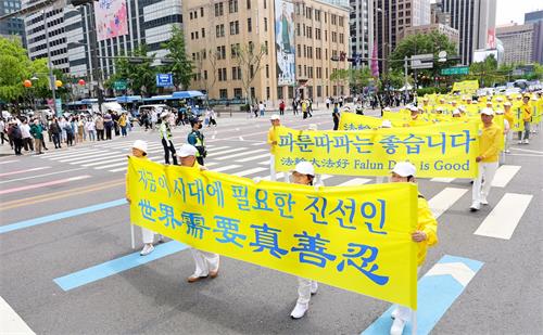 图6-17：二零二二年五月十三日，韩国学员举行大游行，庆祝第二十三届世界法轮大法日暨法轮大法洪传世界三十周年活动。