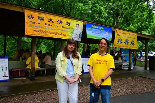 图4：2022年5月14日，法轮功学员Kelly Ni (左）、Thai Ton 在北卡州的罗利市参加了法轮大法日的庆祝活动。