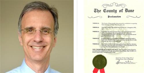 图8：丹恩郡行政长官乔·帕里西（Joe Parisi）发布褒奖5.13为丹恩郡的 法轮大法日。