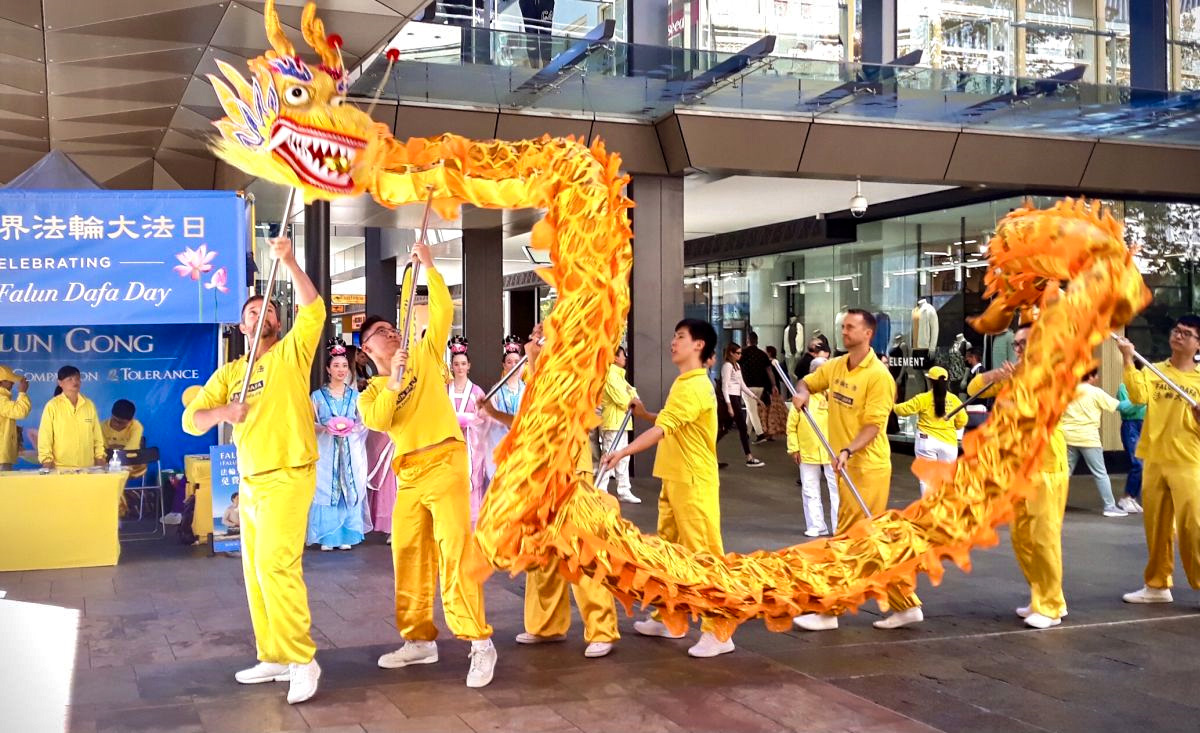图12：二零二二年五月七日，法轮功学员在珀斯市中心步行街上以舞龙表演来庆祝法轮大法弘传三十周年