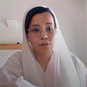 图1：玛丽亚姆·沙希（Maryam Shahi）曾在一家欧洲媒体公司（Euronews）的阿富汗分部任职记者。图为她在主持新闻节目时的视频截图。