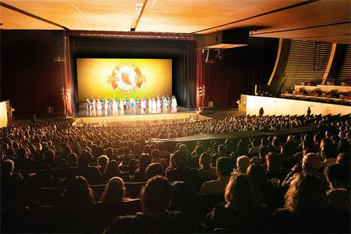 图3：二零二二年五月二十一日，美国神韵巡回艺术团在墨西哥蒙特雷Auditorio Pabellón M剧院上演了一日两场的精彩演出。图为下午场演出结束时，神韵艺术家向观众谢幕。（大纪元）