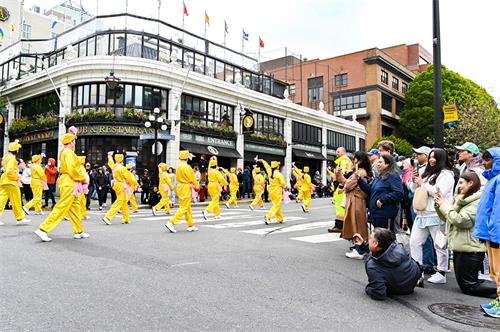 图3~4：法轮功的队伍是本次游行中人阵容最大的团体