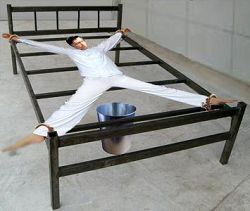 '酷刑演示：死人床（呈“大”字型绑在抻床上）'