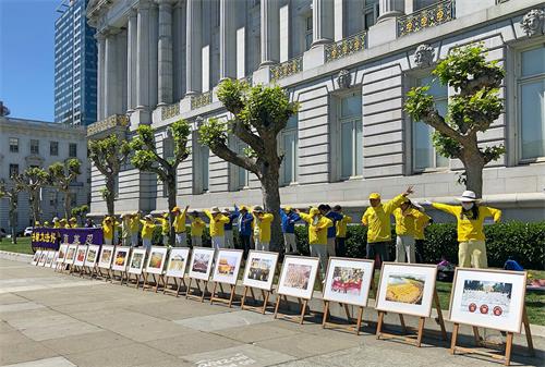 图1～3：二零二二年五月三日，旧金山湾区部分法轮功学员来到旧金山市政大厅前，以集体炼功、真相图片展的形式，传播法轮大法的美好。