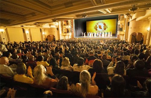 图4：2022年5月28日（周六），神韵环球艺术团在圣巴巴拉格拉纳达剧院一日两场演出爆满。图为当日晚场演出谢幕图。（大纪元）