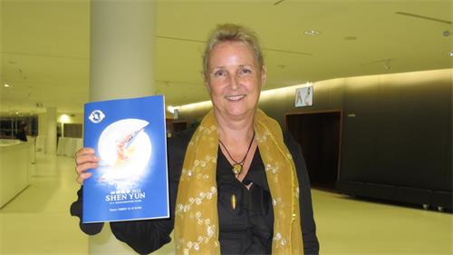 图11：二零二二年五月二十四日晚，资深记者苏珊娜·舒尔茨（Susanne Schulze）在奥地利布雷根茨节庆剧院（Festspielhaus Bregenz），观看了美国神韵世界艺术团的演出。（大纪元）