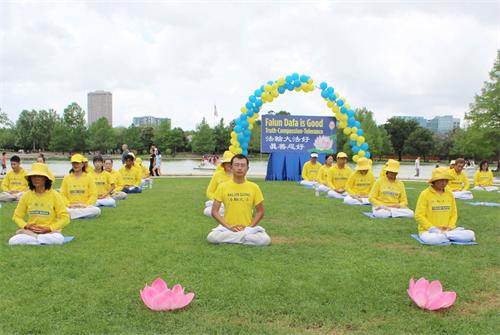 '休斯敦法轮功学员庆祝世界法轮大法日，集体炼功