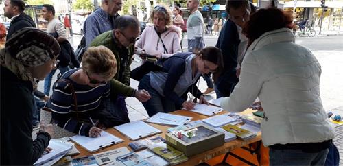 '图1、2、3. 西班牙名城传真相 民众踊跃签名反迫害'