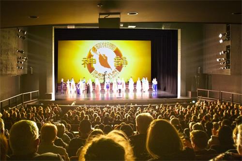 '图3：二零二二年四月三十日至五月一日，神韵国际艺术团在澳大利亚本迪戈乌伦布拉剧院上演了两场演出，图为首场演出谢幕照。（大纪元）'