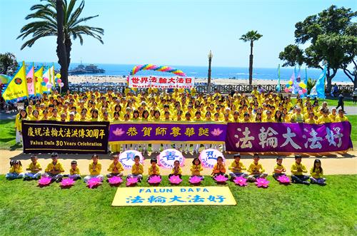 图1：二零二二年五月一日，洛杉矶法轮功学员合影恭祝法轮大法创始人李洪志师父华诞快乐。