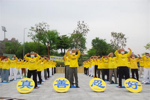 '图1～3：二零二二年五月八日，台湾嘉义部分法轮功学员在嘉义市嘉义公园入口广场集体炼功，传播法轮功美好。'