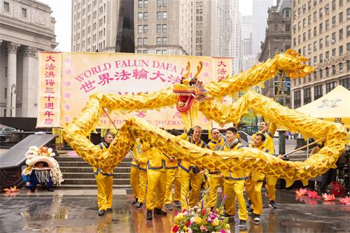 '图10：舞蹈队在庆祝活动上表演，舞龙头的是五十二岁的西人学员斯考特·秦（Scott Chinn）'