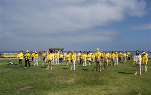 '图1～2：二零二二年五月七日，圣地亚哥学员在著名景点拉荷雅（La Jolla）海边集体炼功，庆祝大法洪传世界三十周年。'