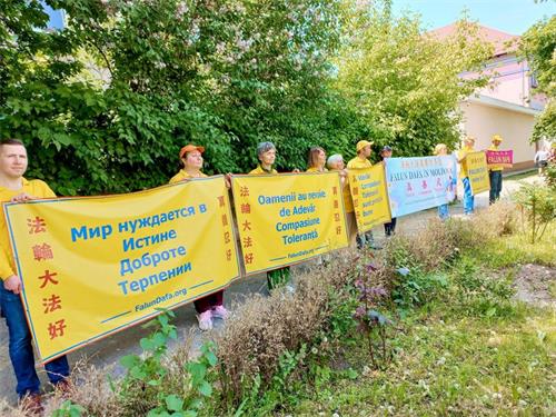 图5～6：二零二二年五月十三日至十五日，法轮功学员在基希讷乌中国大使馆前和平抗议，呼吁停止迫害。