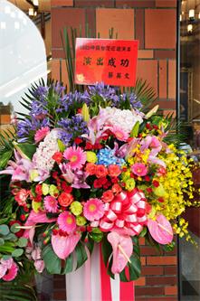 图2：神韵艺术团二零二二年六月七日在嘉义县表演艺术中心进行台湾首场演出，总统蔡英文致赠花篮祝贺神韵晚会演出成功。