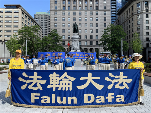图 1:二零二二年六月十一日,蒙特利尔部分法轮功学员在市中心菲利浦广场举办活动,传播法轮大法的真相。