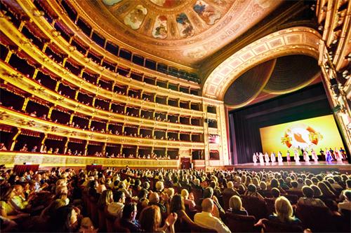 图5：二零二二年六月十五日至十八日，神韵纽约艺术团在意大利巴勒摩马西莫剧院（Teatro Massimo）的五场演出场场爆满。图为六月十八日的演出。（大纪元）