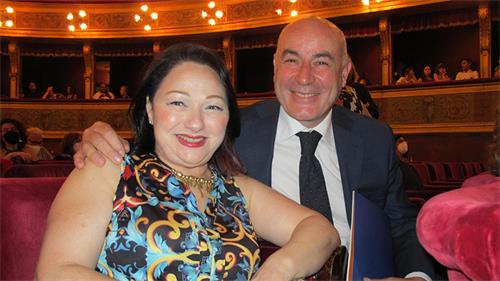 图11：二零二二年六月十七日晚，艺术家塞蒂娜·卡拉里（Cettina Callari）与丈夫Giuseppe Di Martino一同观看了神韵纽约艺术团在巴勒摩马西莫剧院的第三场演出。（大纪元）