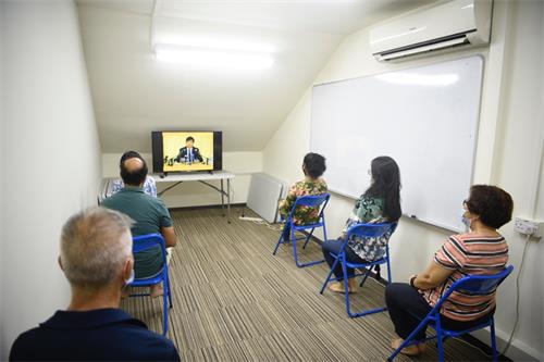 图2：参加英文班的新学员们观看法轮大法创始人李洪志先生的讲法录像。
