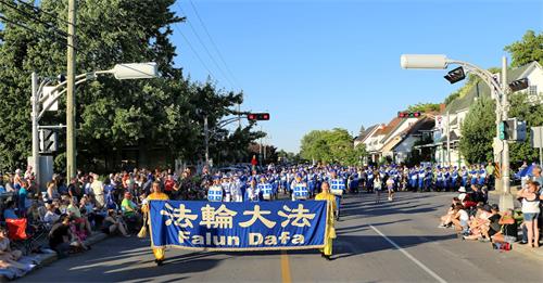 '图1：二零二二年六月二十四日，法轮大法团体受邀参加加拿大魁北克瓦利菲尔德（Salaberry-de-Valleyfield）市的省庆日庆祝游行。'