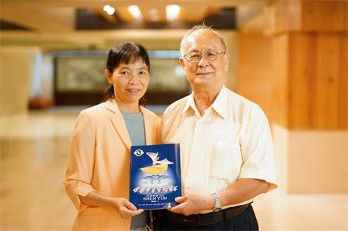 图4：二零二二年六月十七日晚，国宝级声乐家黄南海与妻子观赏神韵国际艺术团在台南文化中心演艺厅的演出。