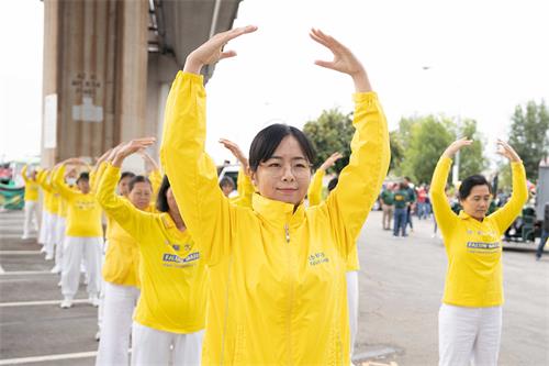 图5：法轮功学员在游行前炼功