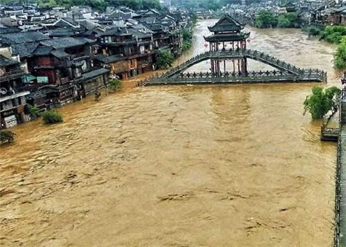 凤凰古城遭遇大雨，多处被淹