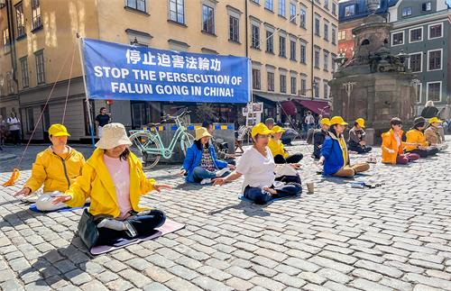 图1： 二零二二年六月四日，法轮功在诺贝尔博物馆前举办活动，学员们在展示法轮功的五套功法。