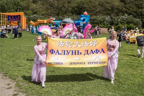 图1：二零二二年六月四日，法轮功学员在莫斯科市比尔尤利沃植物园（Biruliovsky）举办活动，向民众介绍法轮大法的美好。