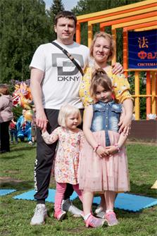 图8：叶卡捷琳娜和维克多带着女儿玛莎和萨莎来植物园游玩，看到法轮功学员的活动，她说：“这样的活动在公园里举行，很好。”