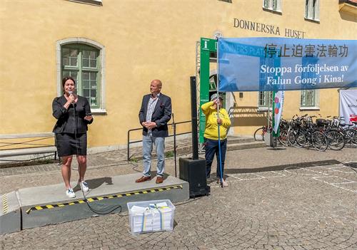 '图3：瑞典国会议员安·索菲·阿尔梅（Ann-Sofie Alm）来到法轮功学员的展位，声援法轮功学员反迫害，并发表演讲。'