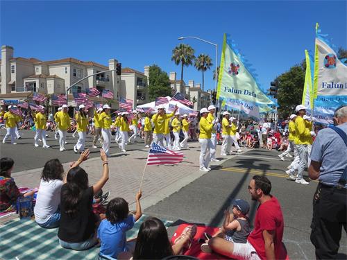 '图1～4：二零二二年七月四日，南加州法轮功学员参加了杭廷顿海滩市（Huntington Beach）美国独立日游行。'