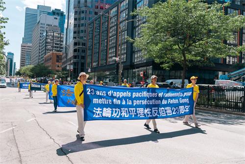 '图1：2022年7月9日，加拿大魁北克部份法轮功学员在蒙特利尔市中心举行反迫害23周年大游行。'