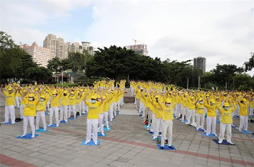 图1～2：中区部分法轮功学员午后聚集文心公园广场以法轮功五套功法、向过往市民与游客展现<span class='voca' kid='53'>大法</span>美好。