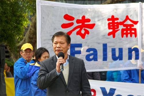 '图8：二零二二年七月九日，墨尔本《天安门时报》社长阮杰先生在墨尔本“七二零反迫害集会”上发言。'